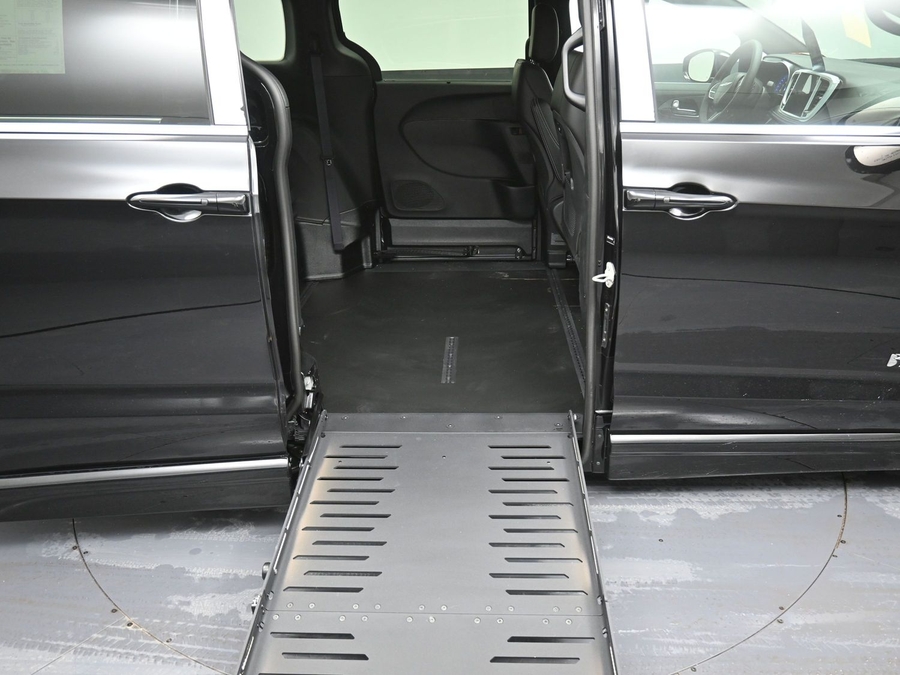 Black Chrysler Pacifica image number 11