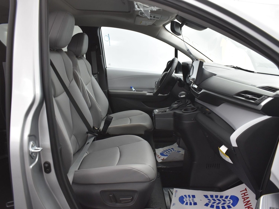New 2025 Toyota Sienna Hybrid XLE Plus - BraunAbility Side Entry Entry In Floor Automatic Ramp