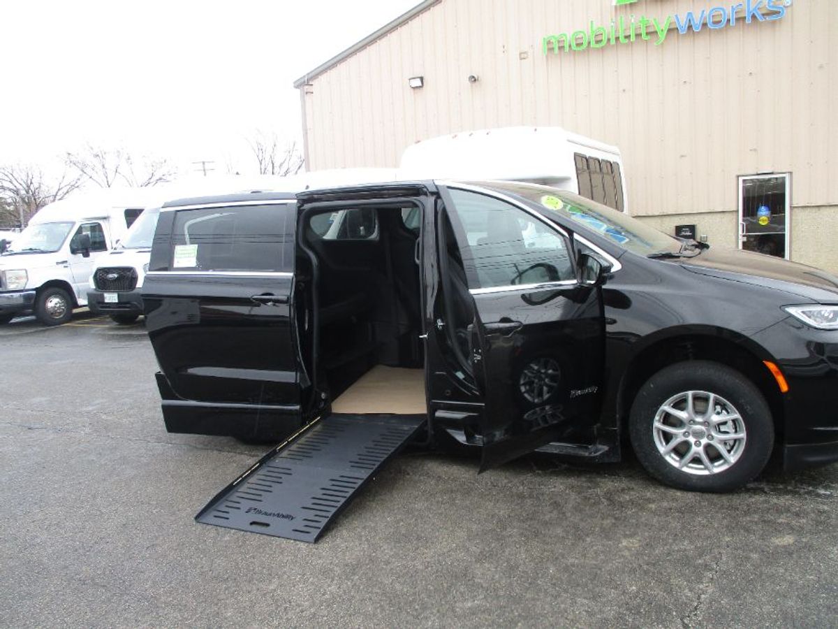 Número de imagen Chrysler Pacifica negro 1