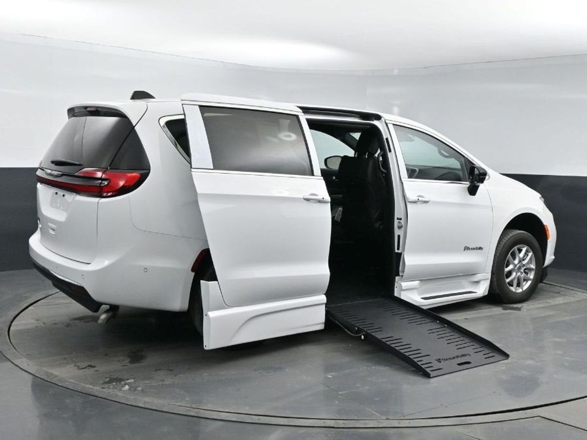 2025 CHRYSLER PACIFICA - Image 24