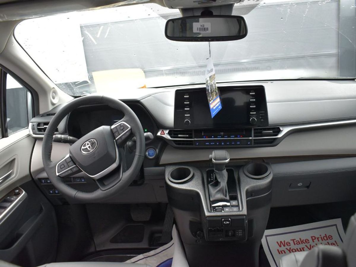 Silver Toyota Sienna image number 2