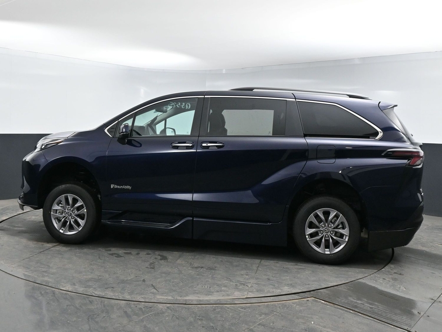 New 2025 Toyota Sienna Hybrid XLE Plus - BraunAbility Side Entry Entry In Floor Automatic Ramp