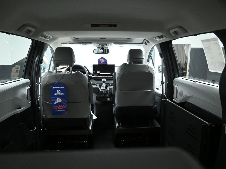 Grey Toyota Sienna image number 14