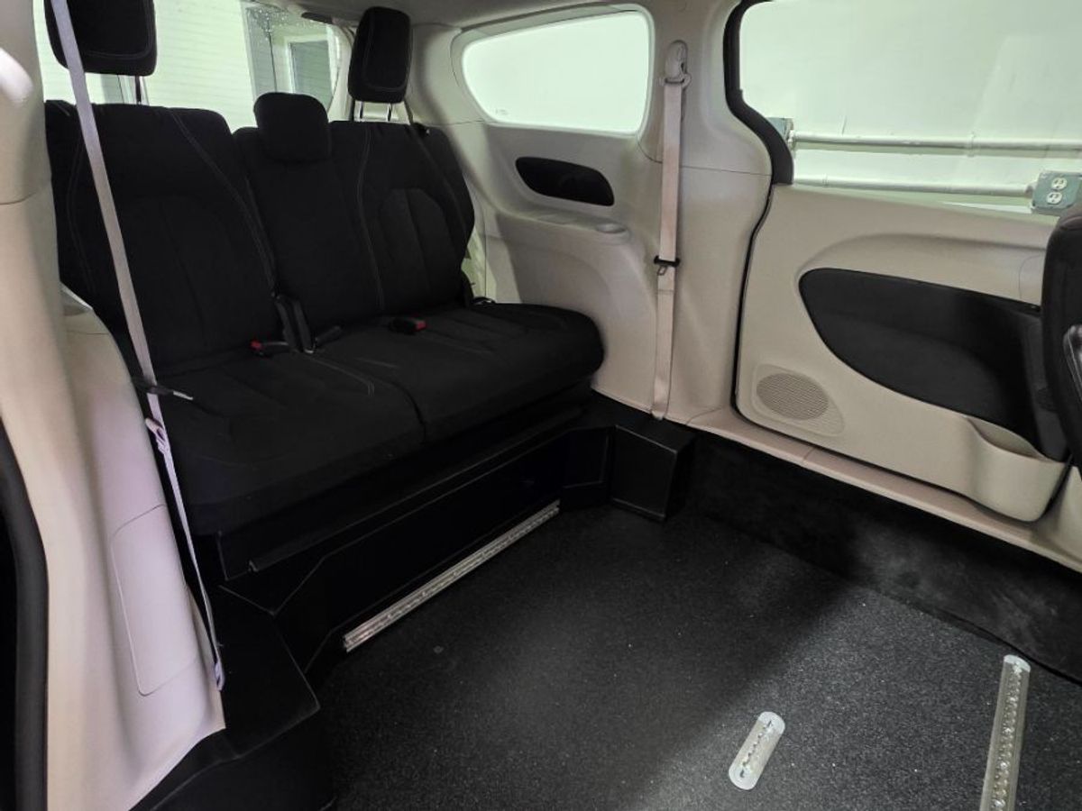 Black Chrysler Voyager image number 12