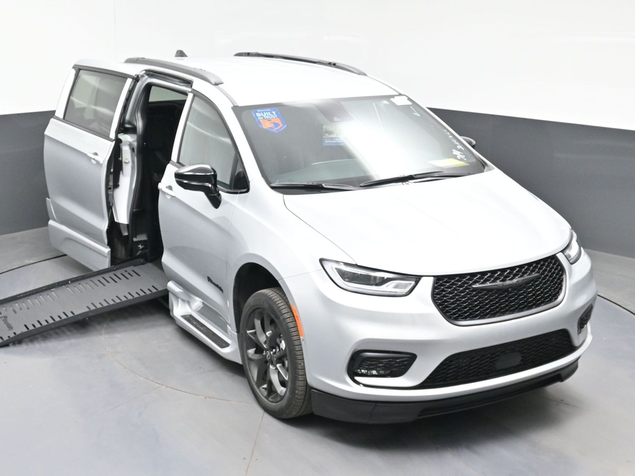 New 2026 Chrysler Pacifica Select Sport - BraunAbility Side Entry Entry Fold Out Automatic Ramp