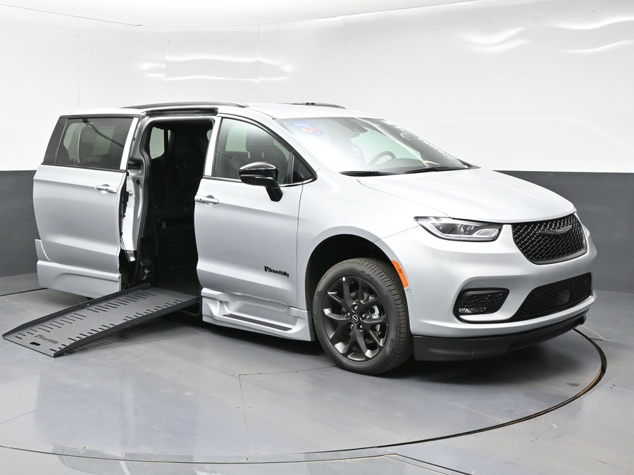 New 2026 Chrysler Pacifica Select Sport - BraunAbility Side Entry Fold Out Automatic Ramp