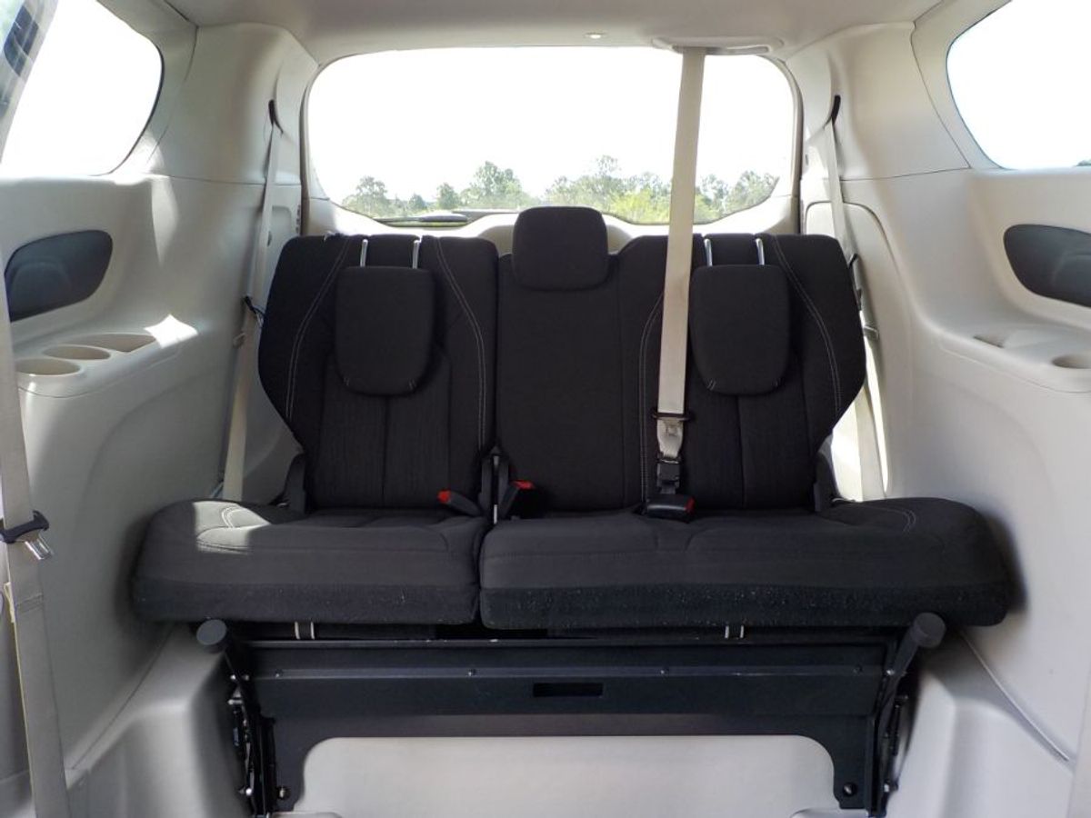 Grey Chrysler Voyager image number 15