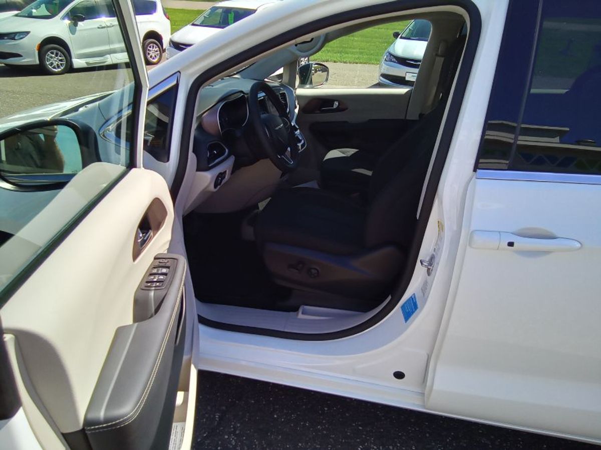 2024 CHRYSLER VOYAGER - Image 3