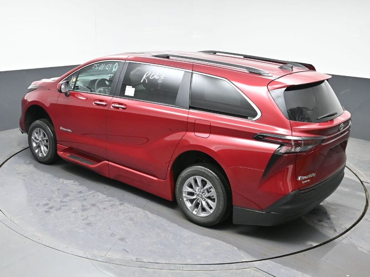 2025 TOYOTA SIENNA - Image 25