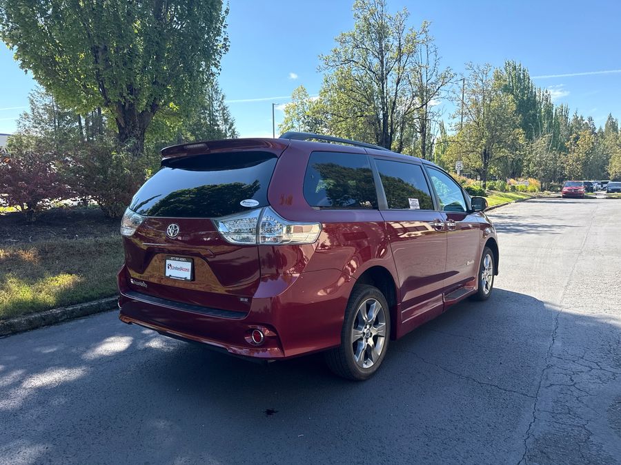 Used 2014 Toyota Sienna SE - BraunAbility Side Entry Entry Fold Out Automatic Ramp