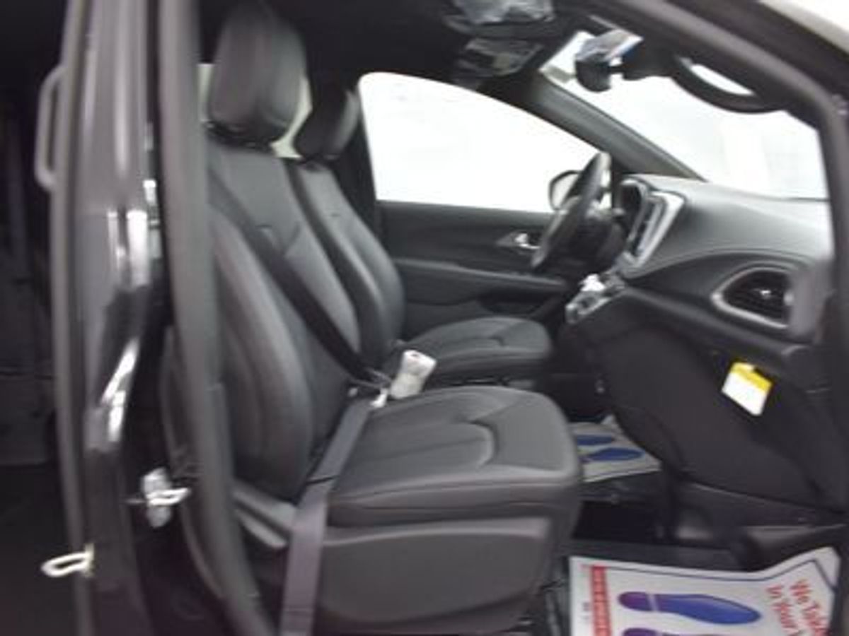 2025 Chrysler Pacifica Select - Photo 6