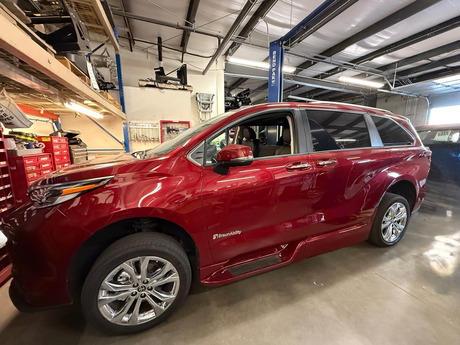 2022 Toyota Sienna Platinum's photo