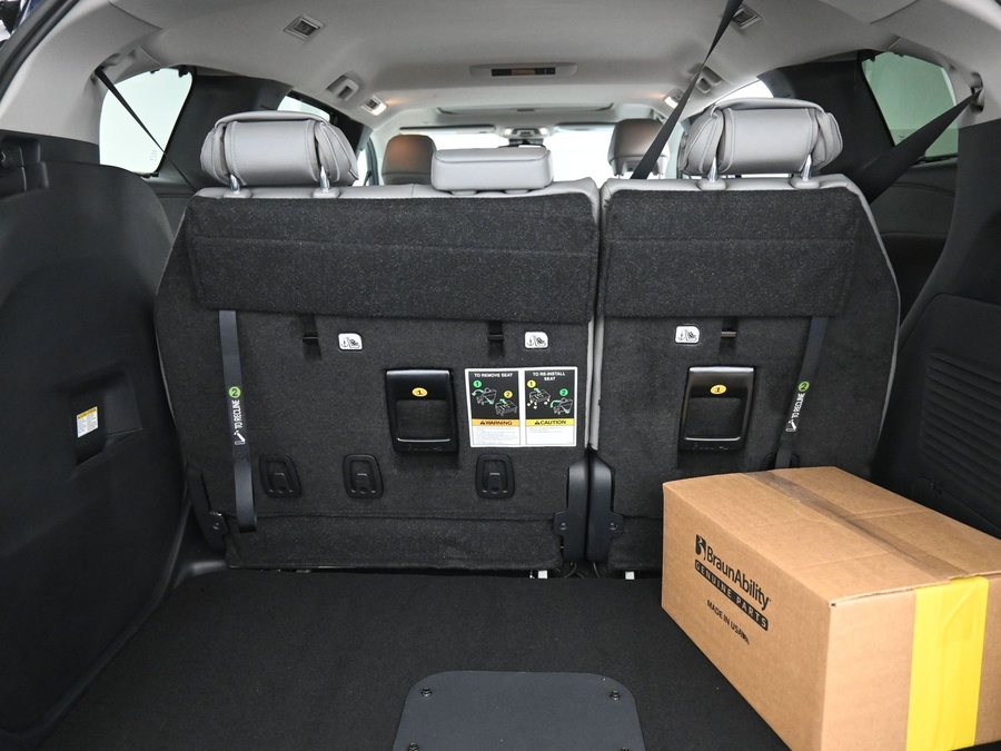 Blue Toyota Sienna image number 13