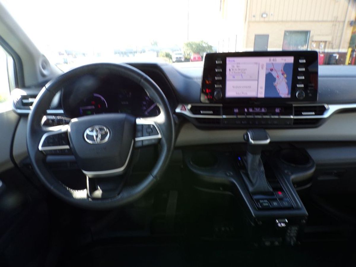 Silver Toyota Sienna image number 19