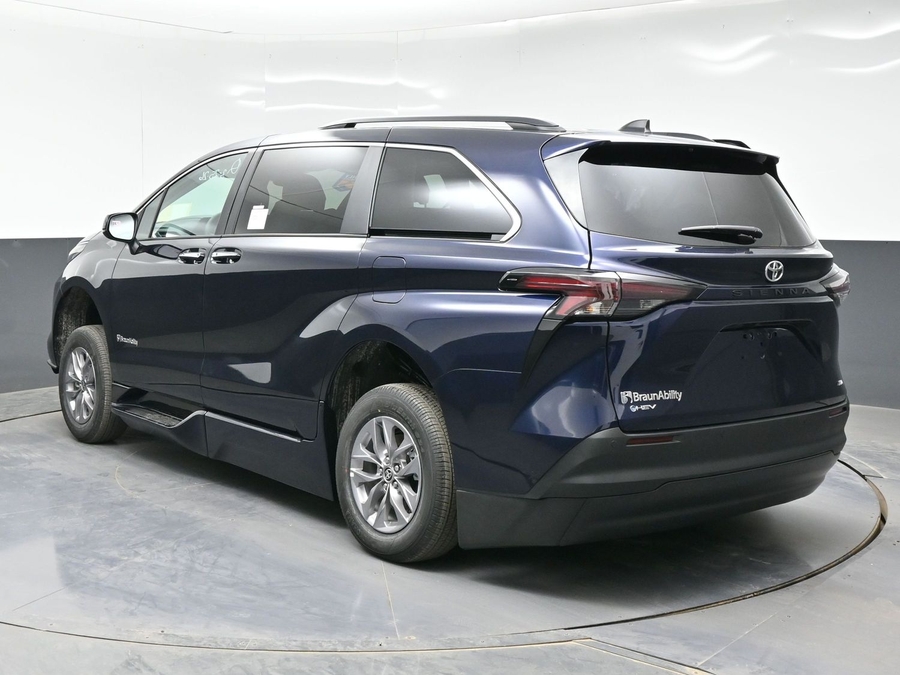 Blue Toyota Sienna image number 4
