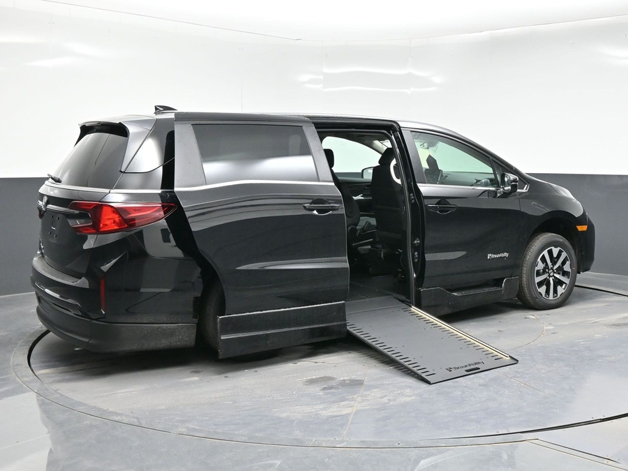 Black Honda Odyssey image number 4