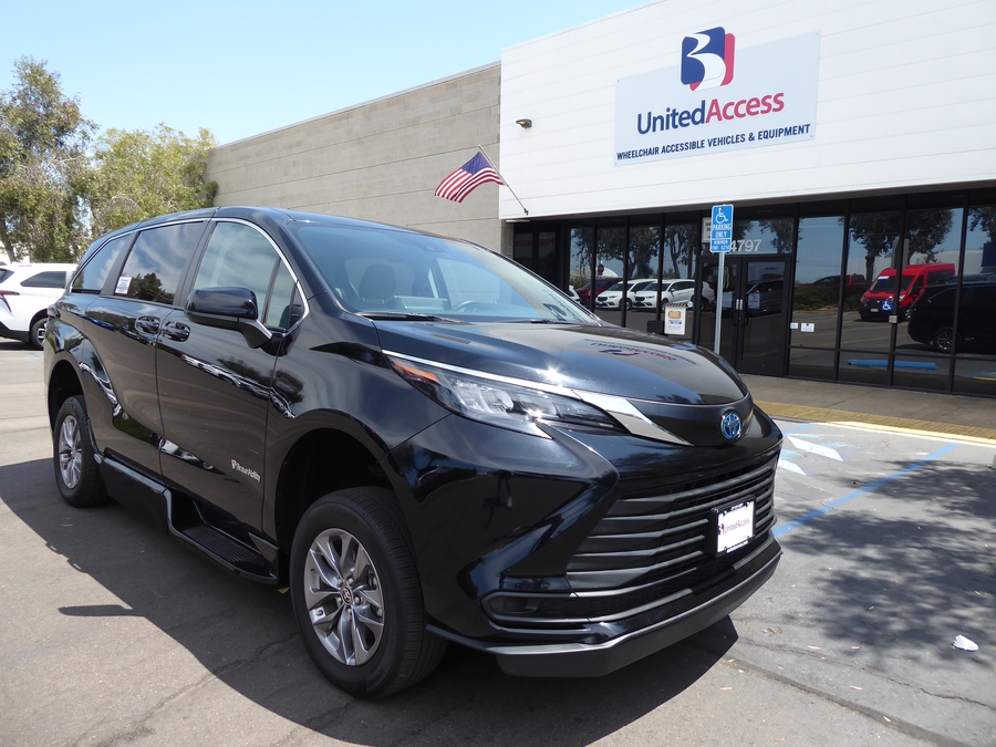 Used 2024 Toyota Sienna Hybrid LE Base - BraunAbility Side Entry Fold Out Automatic Ramp