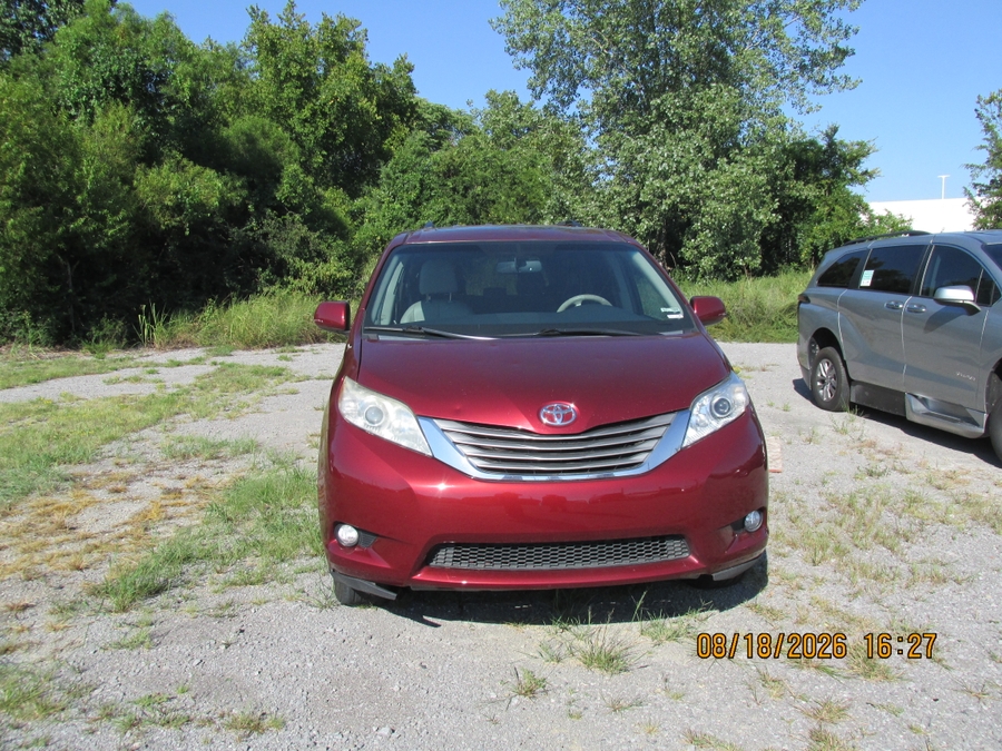  Toyota Sienna image number 1