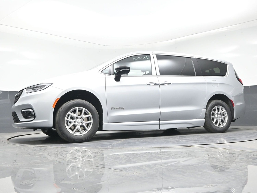 Silver Chrysler Pacifica image number 16
