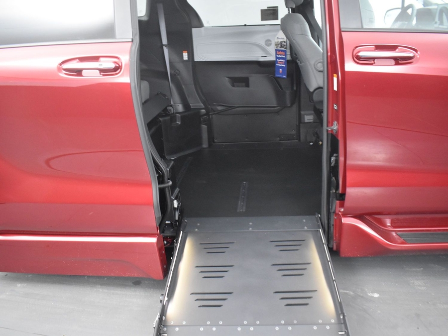 New 2025 Toyota Sienna Hybrid XLE Plus - BraunAbility Side Entry Entry Fold Out Automatic Ramp