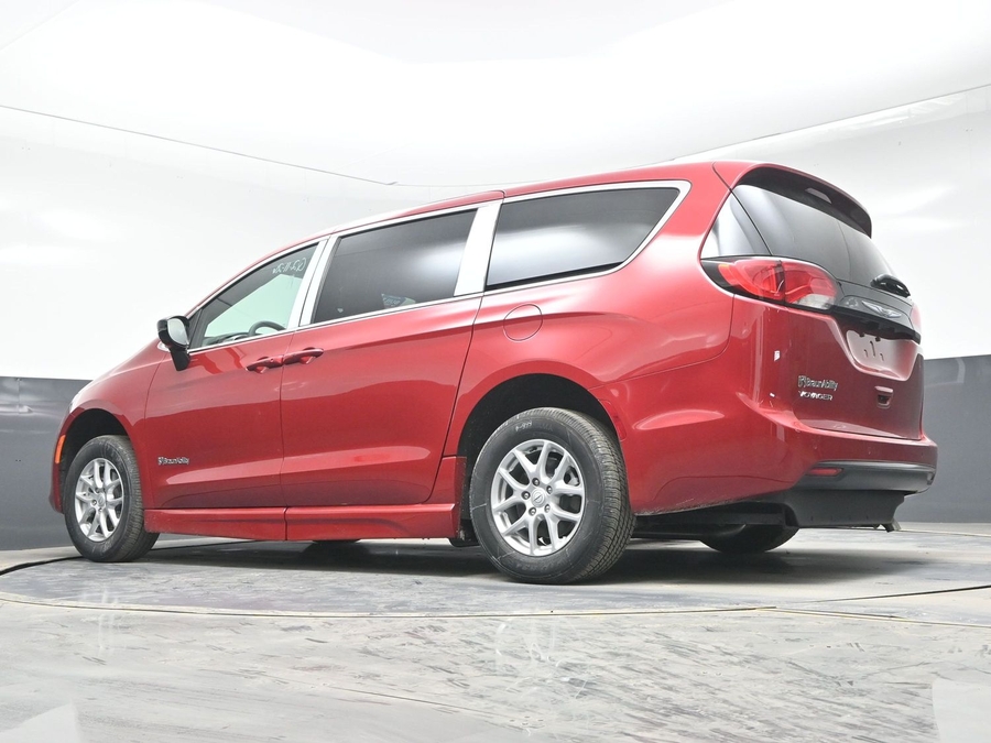 Red Chrysler Voyager image number 20