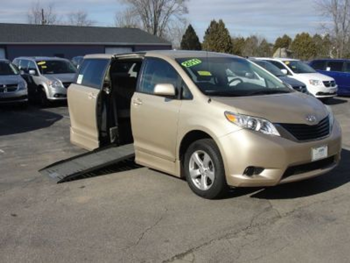2011 TOYOTA SIENNA - Image 2