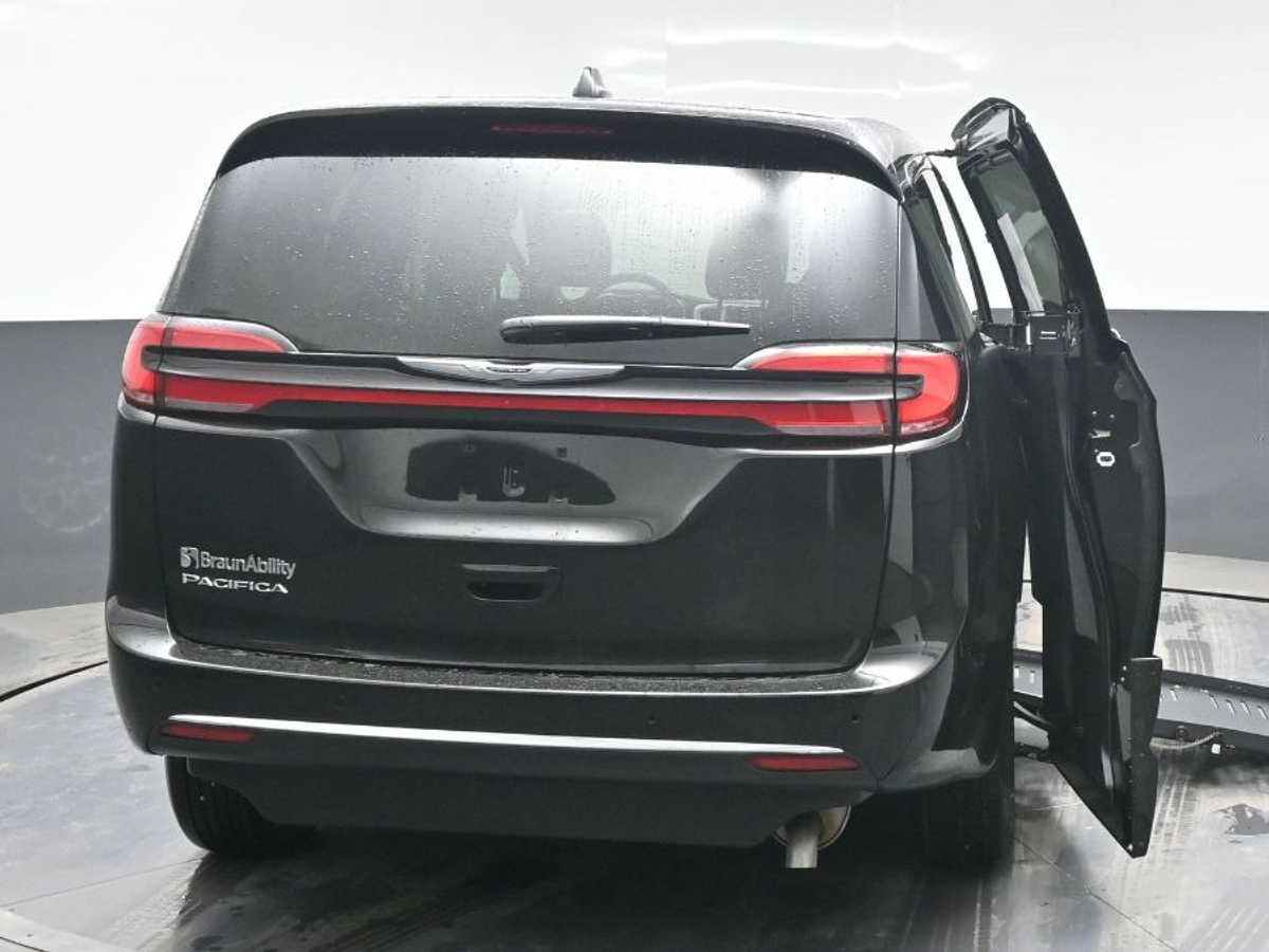 Black Chrysler Pacifica image number 3