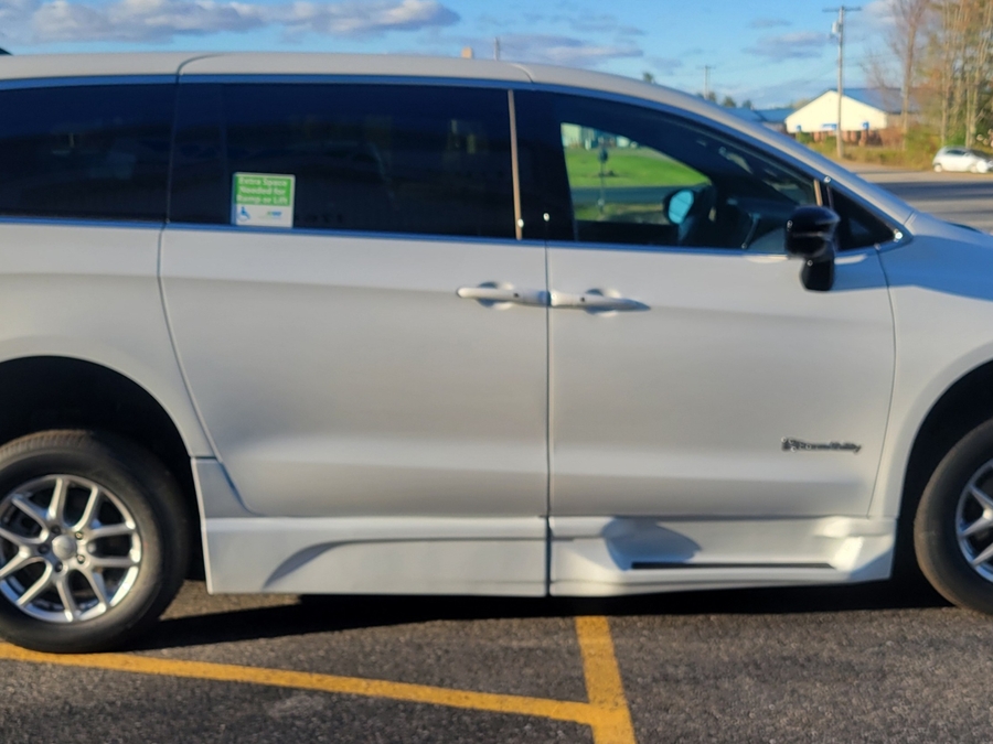 White Chrysler Pacifica image number 3