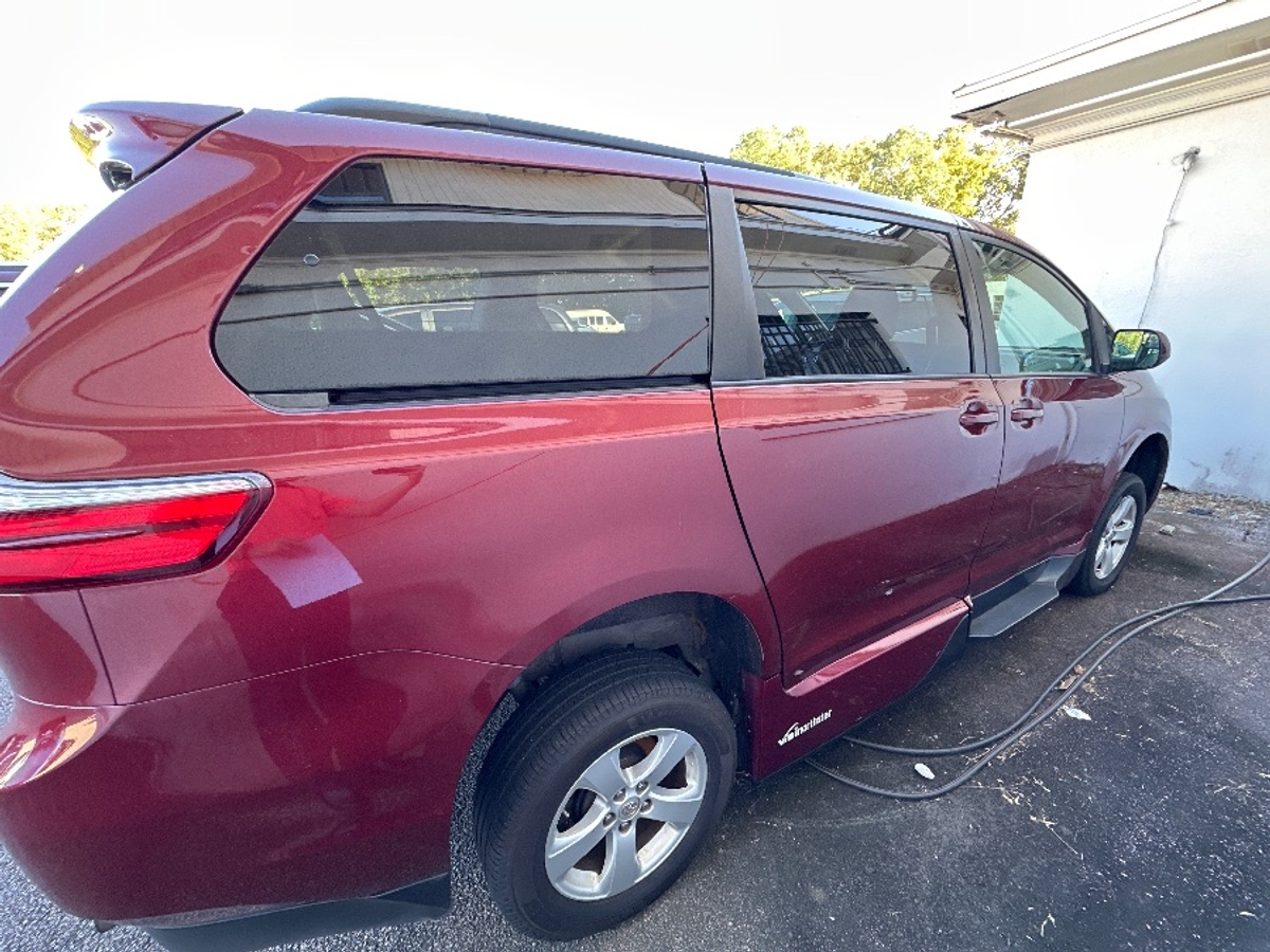 2017 TOYOTA SIENNA - Image 4