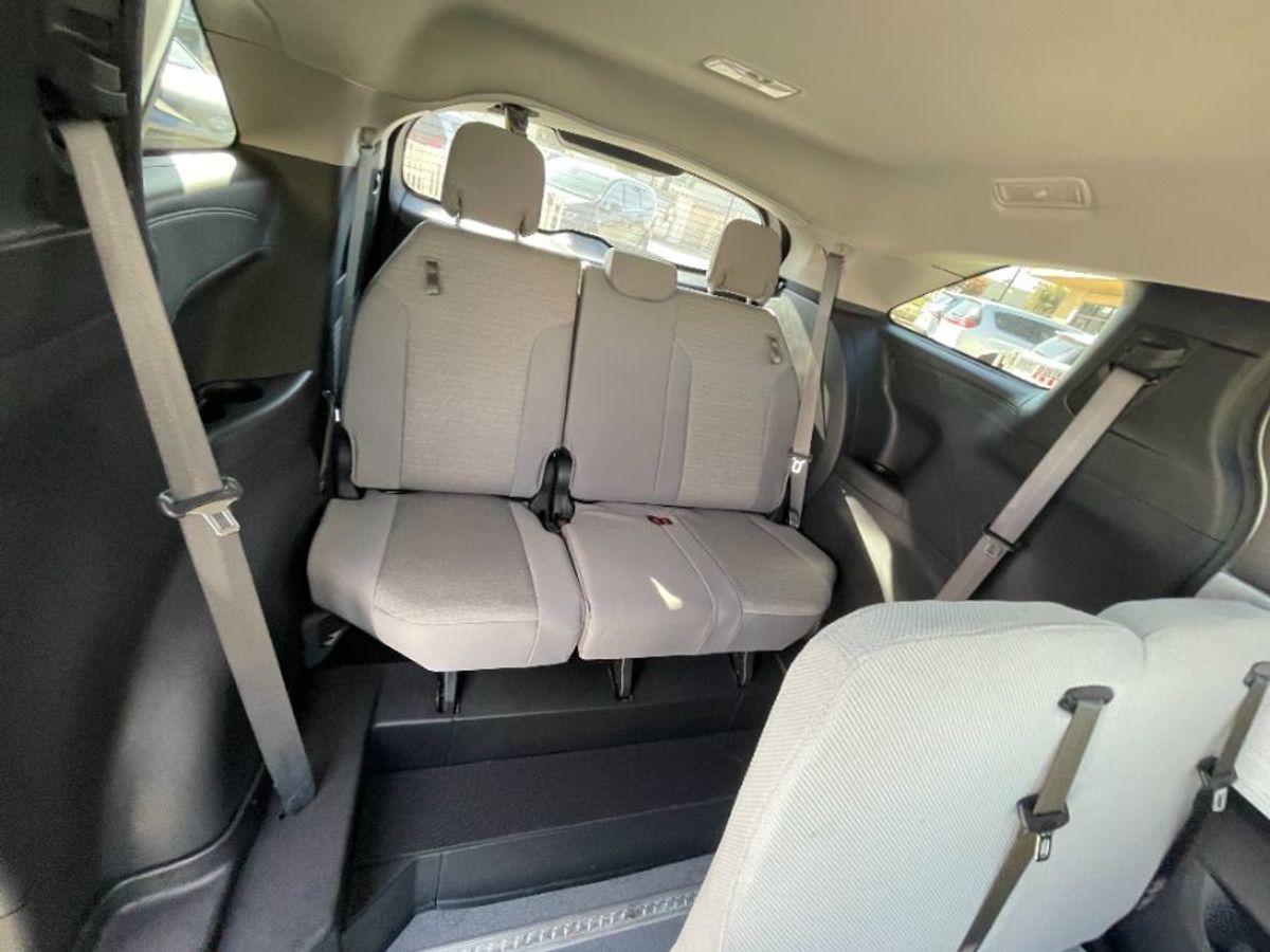 White Toyota Sienna image number 3