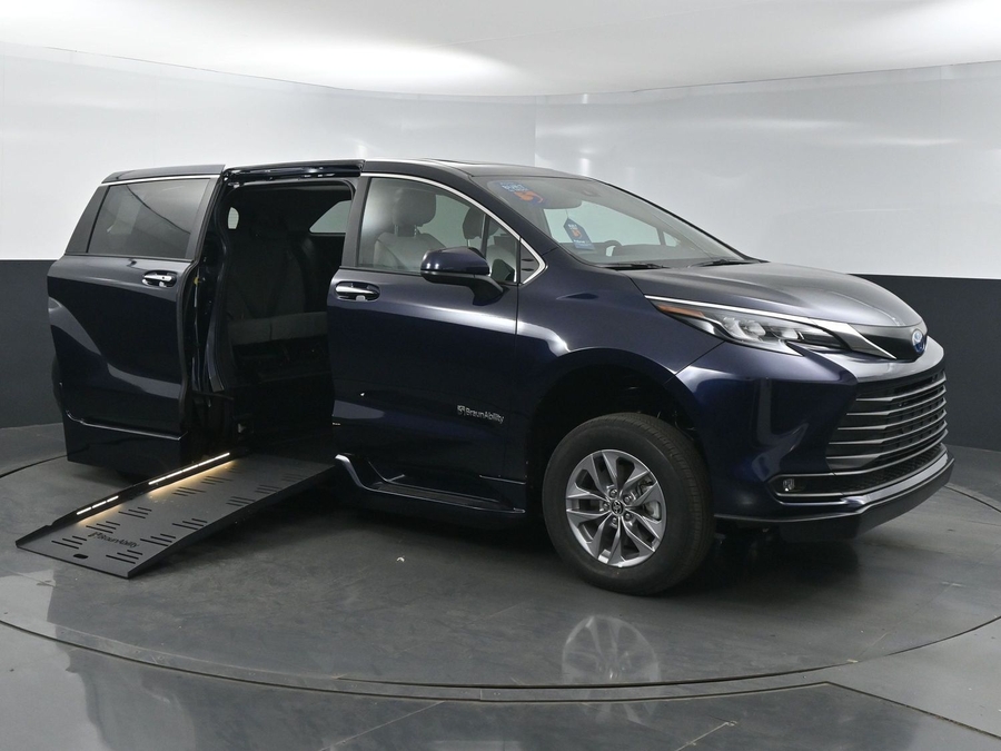 New 2025 Toyota Sienna Hybrid XLE Base - BraunAbility Side Entry Entry Fold Out Automatic Ramp