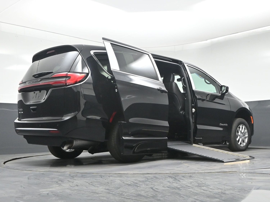 Black Chrysler Pacifica image number 19