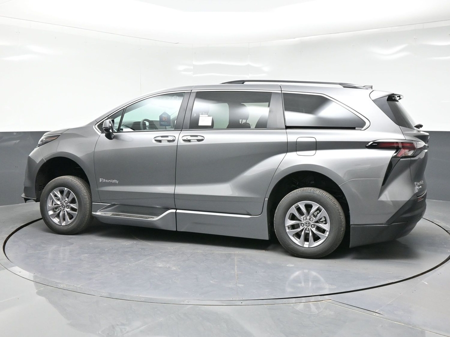 New 2026 Toyota Sienna Hybrid XLE Base - BraunAbility Side Entry Fold Out Automatic Ramp