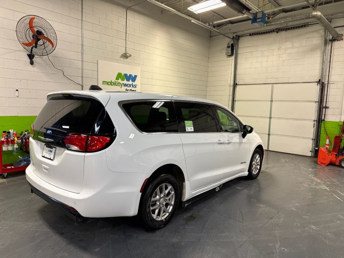 2026 CHRYSLER VOYAGER - Image 7