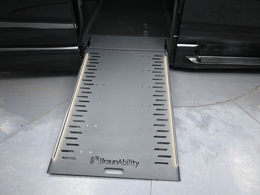 New 2026 Chrysler Pacifica Select Plus - BraunAbility Side Entry In Floor Automatic Ramp