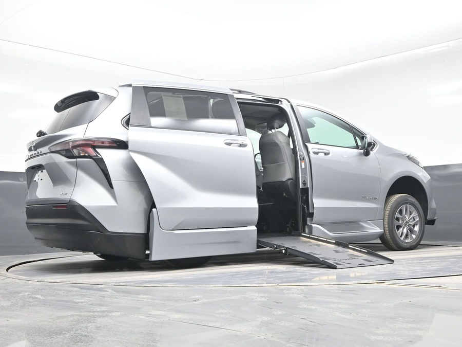 Silver Toyota Sienna image number 21