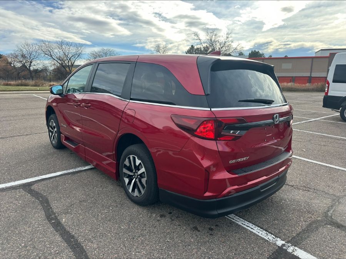 Red Honda Odyssey image number 20