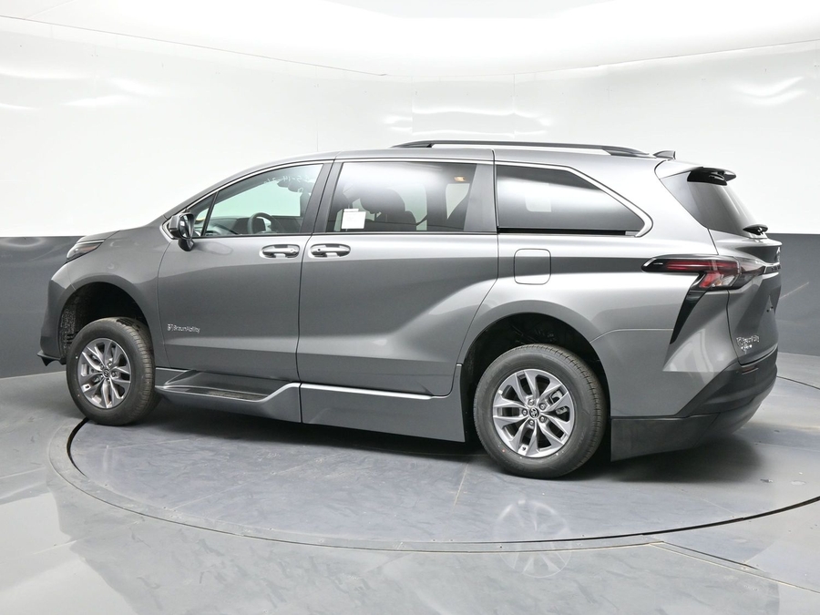 Grey Toyota Sienna image number 7