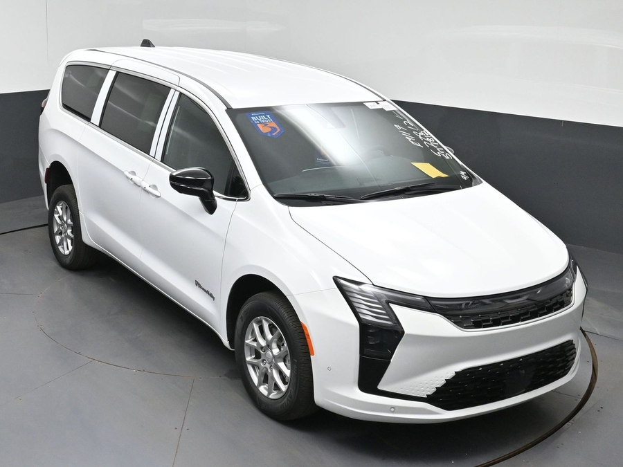 White Chrysler Pacifica image number 20