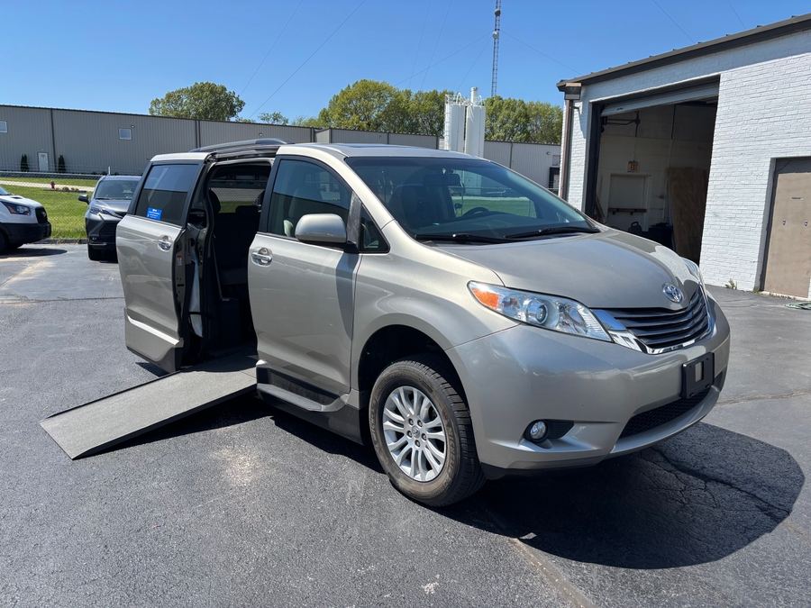 Used 2017 Toyota Sienna XLE - VMI Side Entry Entry In Floor Automatic Ramp