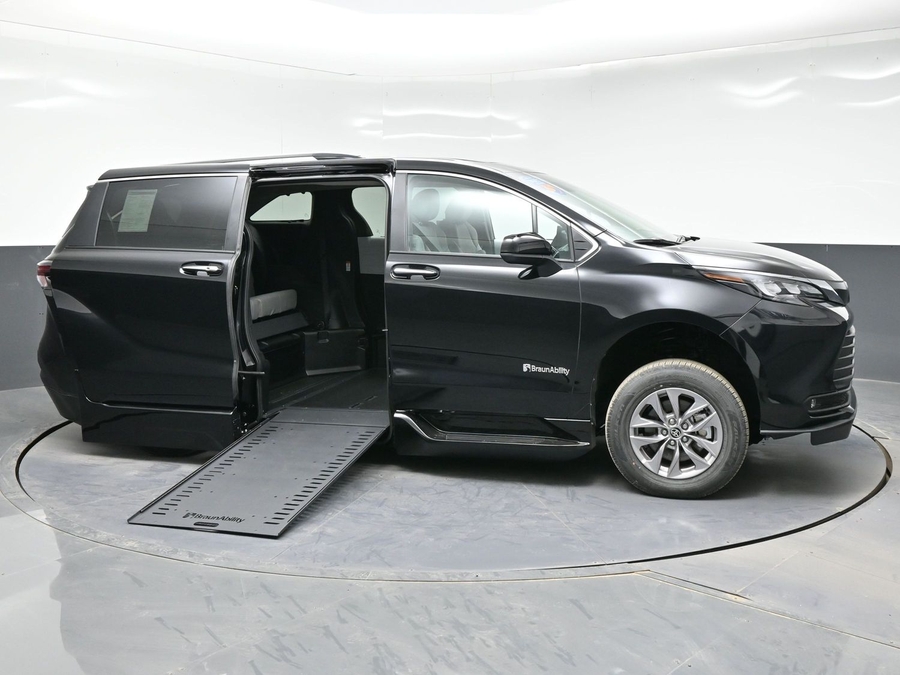 Black Toyota Sienna image number 7