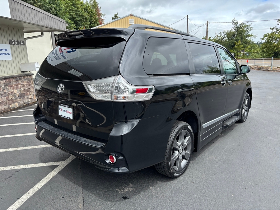 Used 2016 Toyota Sienna SE - BraunAbility Side Entry In Floor Automatic Ramp