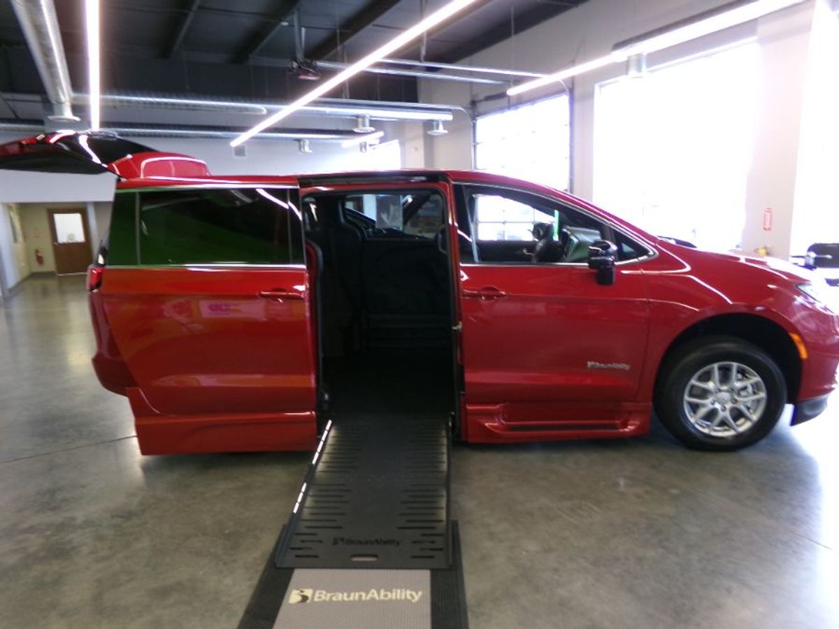 2025 Chrysler Pacifica Select