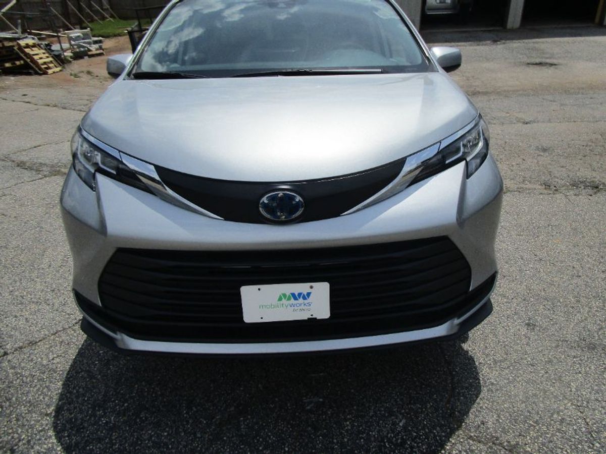 2022 Toyota Sienna LE 8-Passenger