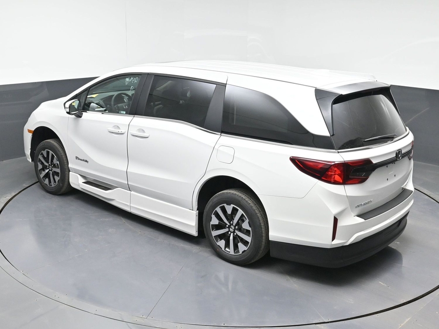 White Honda Odyssey image number 24