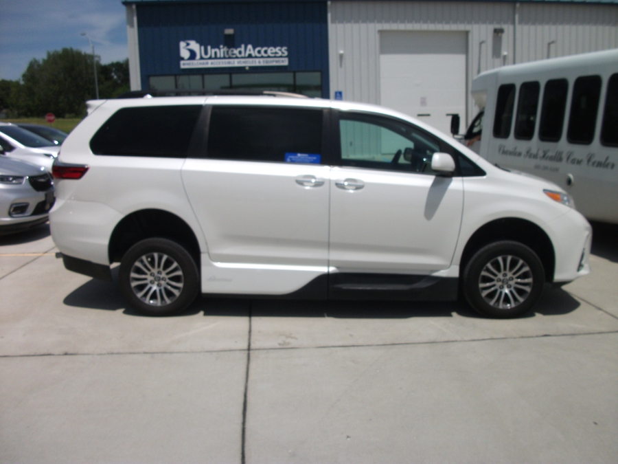 Used 2018 Toyota Sienna XLE - VMI Side Entry Entry In Floor Automatic Ramp