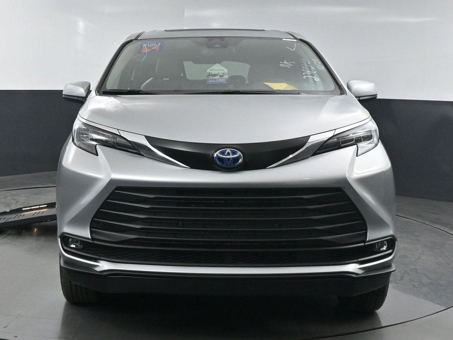 New 2025 Toyota Sienna Hybrid XLE Base - BraunAbility Side Entry Entry Fold Out Automatic Ramp