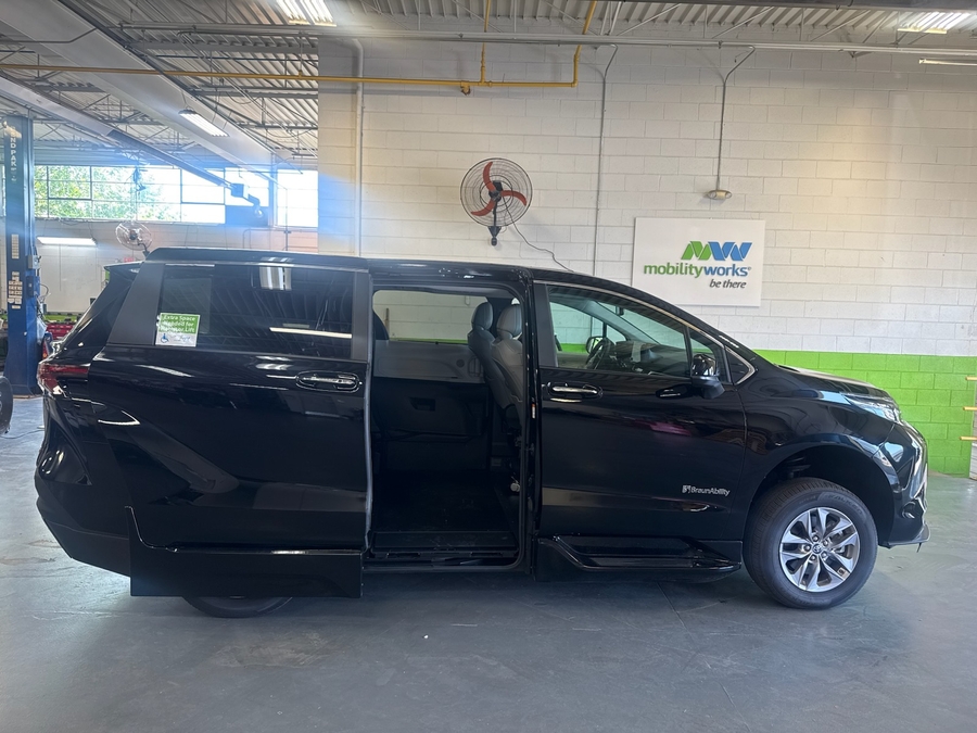 Black Toyota Sienna image number 13