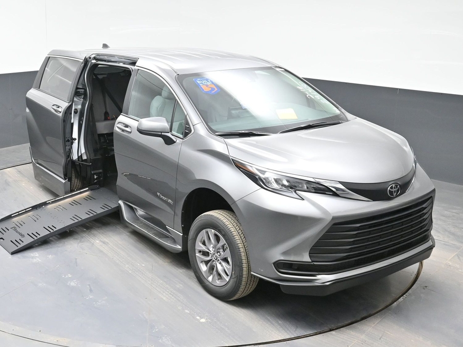 New 2026 Toyota Sienna Hybrid LE - BraunAbility Side Entry Entry Fold Out Automatic Ramp