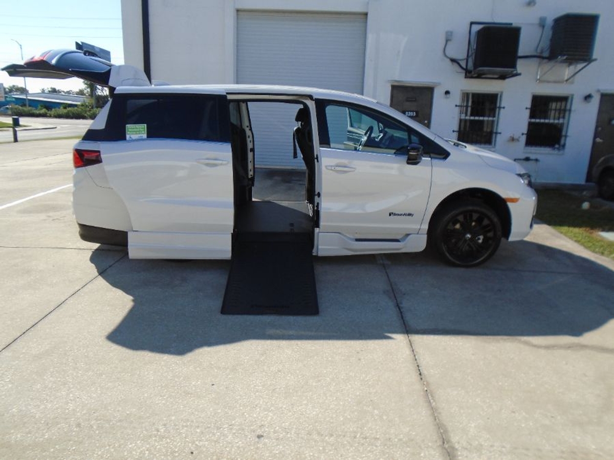 2025 Honda Odyssey Sport L's photo